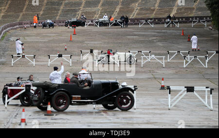 Voitures de la CSECC (Vintage Sports Car Club) prendre part à des épreuves de conduite au cours de la Brooklands Motorsport 12 Double Festival à Brooklands Museum, à Weybridge, Surrey. Banque D'Images