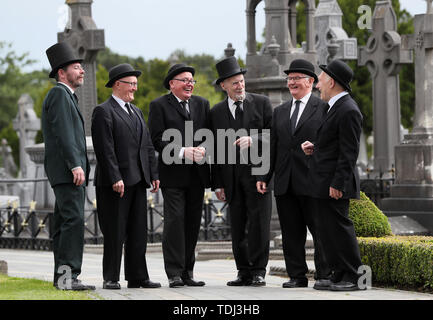 Les membres du ÔJoyceanstagers' à l'événement annuel de Bloomsday au cimetière Glasnevin de Dublin, présentant leur réincorporation du chapitre « Hadès » des Ulysses de James Joyce. Banque D'Images