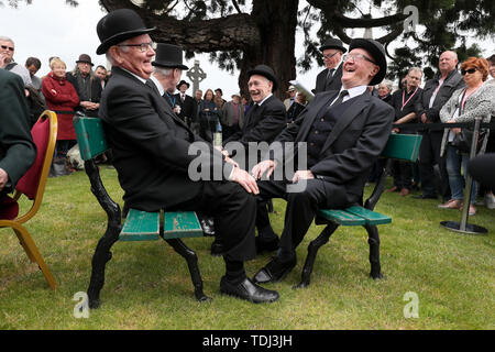 Les membres du ÔJoyceanstagers' à l'événement annuel de Bloomsday au cimetière Glasnevin de Dublin, lors de leur réincorporation du chapitre « Hadès » des Ulysses de James Joyce. Banque D'Images