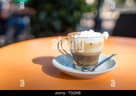 Café espresso italien avec de la crème sur une table à l'extérieur d'un bar en Italie dans une journée ensoleillée Banque D'Images