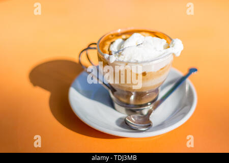 Café espresso italien avec de la crème sur une table à l'extérieur d'un bar en Italie dans une journée ensoleillée Banque D'Images