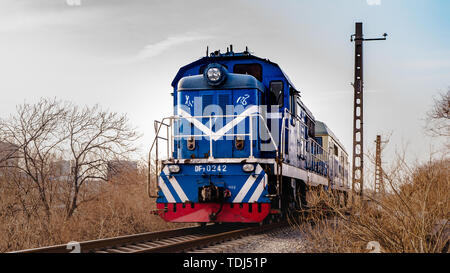 La Dongfeng 7 moteur à combustion interne a été produit par l'usine de locomotive 27 Beijing en 1982. Il est approprié pour le transfert de grandes et moyennes stations de triage du moyeu et le transfert et la petite exploitation de grandes entreprises industrielles et minières. La locomotive 27 Beijing Factory a produit un total de 295 Dongfeng 7 moteurs diesel, qui est le 242ème. Banque D'Images