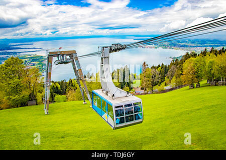 Le Téléphérique du Pfänder surplombant le lac de Constance. Ci-dessous est la ville autrichienne de Bregenz. Avec ses vues sur le lac et les montagnes environnantes Banque D'Images