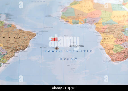 Petit drapeau rouge marquant le Sud de l'Océan Atlantique sur une carte du monde. Banque D'Images