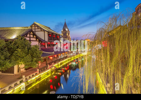 Vue de la nuit de l'eau de la rue antique de Taierzhuang Lane, Zaozhuang City, Shandong Province Banque D'Images