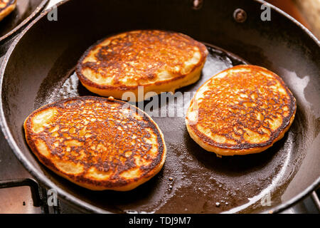 La cuisson des crêpes dans une poêle avec du beurre que de délicieux repas petit déjeuner pour une famille heureuse. Stock photo Banque D'Images