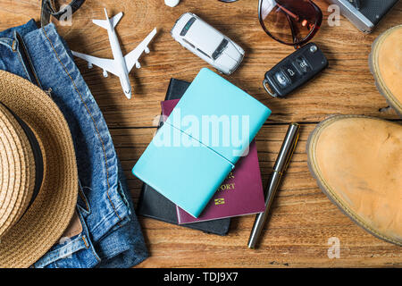 Voyage Accessoires de costumes. Les passeports,assurance,les frais de déplacement des cartes préparées pour le voyage Banque D'Images