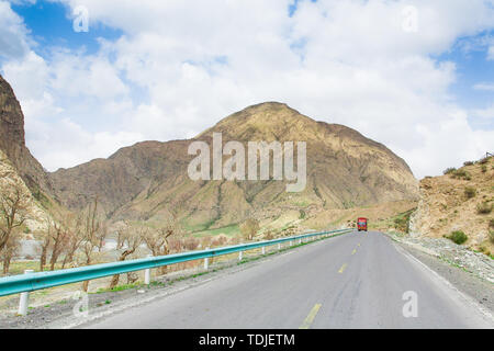Printemps dans les montagnes est faite tardivement, et les arbres le long de la route n'a pas germé Doku jusqu'en mai Banque D'Images