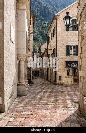 Les rues étroites dans la vieille ville de Kotor au Monténégro Banque D'Images