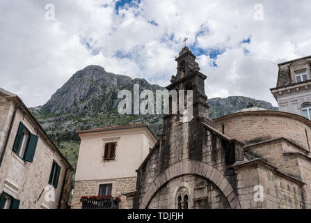 Les rues étroites dans la vieille ville de Kotor au Monténégro Banque D'Images