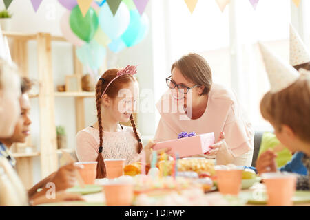 Portrait of smiling mother cadeau d'anniversaire à sa fille pendant party, copy space Banque D'Images