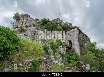 Kotor forteresse sur la montagne au-dessus de la vieille ville en Monténégro Banque D'Images