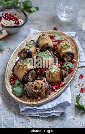 Rouleaux d'aubergine avec l'ail et de noix. Cuisine géorgienne Banque D'Images