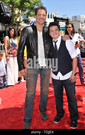 LOS ANGELES, CA. 29 juin 2008 : Brendan Fraser (à gauche) & Josh Hutcherson lors de la première mondiale de son nouveau film 'Voyage au centre de la Terre" au Mann Village Theatre, Westwood. © 2008 Paul Smith / Featureflash Banque D'Images