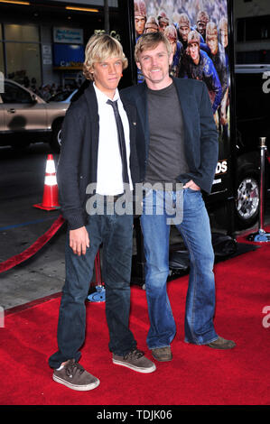 LOS ANGELES, CA. 31 mars 2008 : Rick Schroder & fils Luc lors de la première mondiale de "Leatherheads" au Grauman's Chinese Theatre. © 2008 Paul Smith / Featureflash Banque D'Images