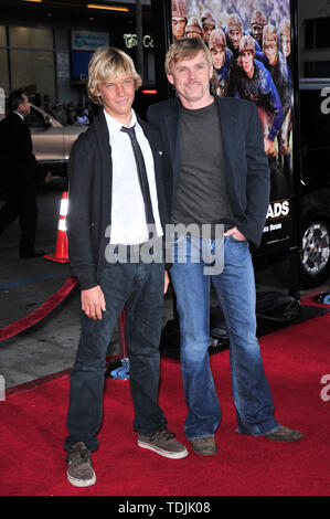 LOS ANGELES, CA. 31 mars 2008 : Rick Schroder & fils Luc lors de la première mondiale de "Leatherheads" au Grauman's Chinese Theatre. © 2008 Paul Smith / Featureflash Banque D'Images