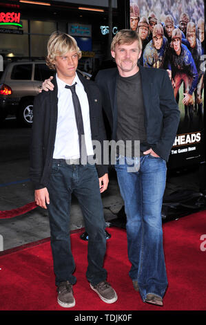 LOS ANGELES, CA. 31 mars 2008 : Rick Schroder & fils Luc lors de la première mondiale de "Leatherheads" au Grauman's Chinese Theatre. © 2008 Paul Smith / Featureflash Banque D'Images