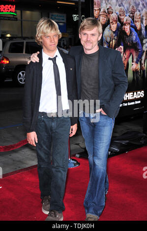 LOS ANGELES, CA. 31 mars 2008 : Rick Schroder & fils Luc lors de la première mondiale de "Leatherheads" au Grauman's Chinese Theatre. © 2008 Paul Smith / Featureflash Banque D'Images