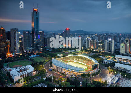 Vue nocturne de la concurrence au stade Evergrande Centre sportif de Tianhe, Guangzhou Banque D'Images