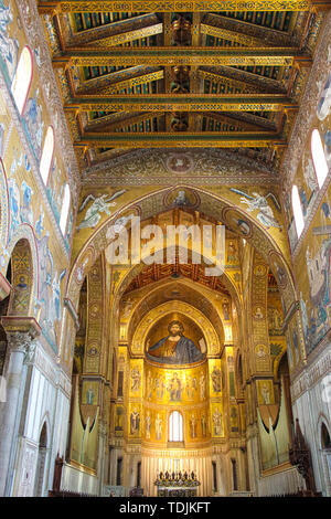 Monreale, Sicile, Italie - 11 Avril 2019 : l'intérieur de l'étonnante cathédrale de Monreale, Duomo di Monreale. Mosaïque d'or avec des motifs religieux. Architecture Normande, Byzantine. Banque D'Images