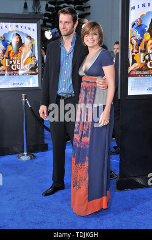 LOS ANGELES, CA. 11 juin 2008 : Otherspace & mari Peter Hermann au Los Angeles première de son nouveau film 'The Love Guru' au Grauman's Chinese Theatre, à Hollywood. © 2008 Paul Smith / Featureflash Banque D'Images