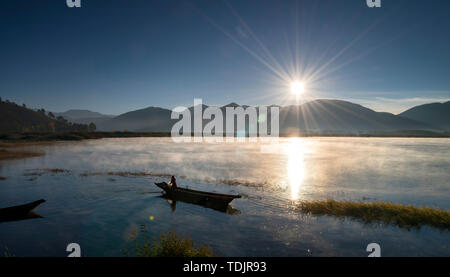 Décor de Lugu Lake. Situé dans la préfecture de Liangshan, dans la province du Sichuan Banque D'Images