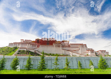 En été, à l'avant du Palais du Potala. Banque D'Images