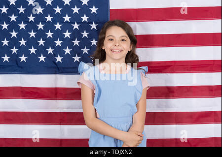 Né libre et gratuit produites. Petit enfant insouciante bénéficiant d'enfance heureuse. Happy little girl smiling on décor drapeau américain. Libre développement. Libre expression de la volonté. Banque D'Images