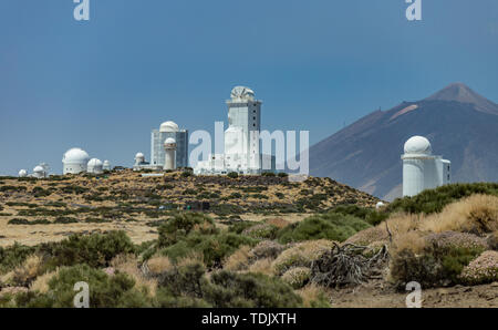 Observatoire International dans le Parc National du Teide. Sur le volcan Teide. backgriund Jour de vent avec les nuages et amazinc couleurs. Technologie science concep Banque D'Images