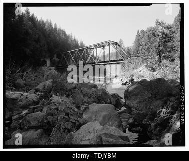 Vue contextuelle oblique du côté amont du pont numéro 310,58, montrant 15 Tunnel à gauche, vue vers le sud-ouest, 90mm. - Southern Pacific Railroad Route de Shasta, pont n° 310,58 310,58, Milepost, Sims, comté de Shasta, Californie Banque D'Images