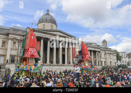 Des milliers de pèlerins dévots et prendre part au cours du festival de char. Rathayatra, un défilé à travers le centre de Londres à Trafalgar Square qui consiste à déplacer le Ratha, une forme en bois deula-chars avec déités Jagannath (avatar) de Vishnu, Balabhadra (son frère), Subhadra (sa sœur) et Sudarshana Chakra. Banque D'Images