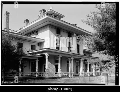 Vue OBLIQUE DU SUD DE SUD-EST (FAÇADE AVANT) - Moses Yale Beach House, 86, rue Principale Nord, Wallingford, comté de New Haven, CT Banque D'Images