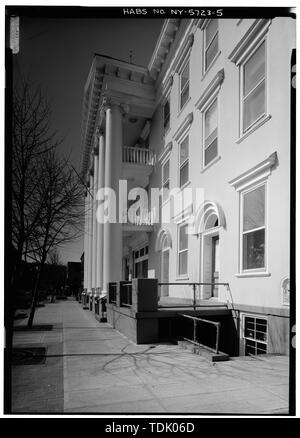 Vue oblique à l'EST LE LONG DU SUD (AVANT) d'altitude. - Clinton House, 120 North Street, Cayuga, Ithaca Tompkins County, NY Banque D'Images