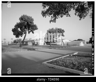 Vue OBLIQUE DU BÂTIMENT 24, montrant les côtés sud et est, FACE AU NORD-OUEST - Roosevelt Club des Officiers, de base, à l'angle de Washington Street et Richardson Avenue, Long Beach, Los Angeles, CA Banque D'Images