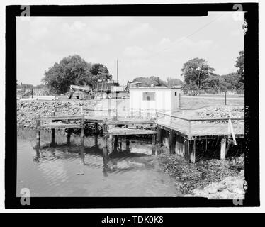 Vue OBLIQUE DU NORD ET EST DE LA POMPE INCENDIE MAISON AVEC LIMITEUR DE DÉPÔT D'ENTRETIEN DES QUAIS ET EN PREMIER PLAN, VUE VERS LE SUD - Moore Haven Lock, Fire Pump House, Cross-State Canal, Okeechobee Intracoastal Waterway, Moore Haven, Glades Comté, FL Banque D'Images