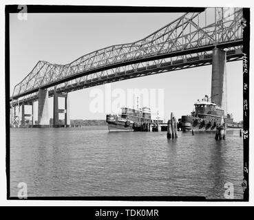Vue OBLIQUE DU CÔTÉ NORD DE TOWN CREEK SPAN DE CISJORDANIE DE TOWN CREEK, de remorqueurs en premier plan, en face SUD-EST - Grace Memorial Bridge, U.S. Route 17 enjambant la rivière Cooper et Town Creek , comté de Charleston, Charleston, SC ; Waddell et Hardesty ; McClintic-Marshall Company ; la Fondation ; Virginia Bridge et fer à repasser ; Entreprise C.E. Hillyer Company ; Caroline du sud Ministère des Transports ; Allen, Charles R ; Barkerding, Harry ; Grace, John P ; Sullivan, J Frank ; Cooper River Bridge, Inc. ; ministère de la guerre américain ; H.M. Byllesby et Société ; Shinners, J J ; Pohl, W H ; Allen, Charles K ; île de Pal Banque D'Images