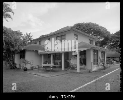 Vue OBLIQUE DU CÔTÉ NORD-EST (À GAUCHE) ET DU NORD-OUEST (CÔTÉ DROIT). Vue plein sud. - Champ Hickam, logement des officiers, type K 304 Sixth Street , Honolulu, Honolulu, HI Comté Banque D'Images