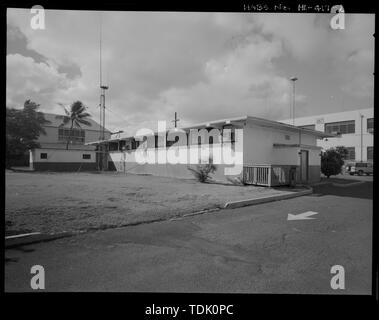 Vue OBLIQUE DU CÔTÉ NORD-EST ET NORD-OUEST, montrant l'aile à pans de bois (en arrière-plan) et la projection d'un hall d'entrée. - Base navale américaine, Pearl Harbor, les premiers soins et la décontamination des capacités, Wasp Boulevard près de boucle de Rangers, Pearl City, comté de Honolulu, HI Banque D'Images