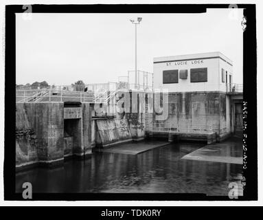 Vue OBLIQUE DU CÔTÉ NORD-OUEST DE L'ÉNERGIE HYDROÉLECTRIQUE ET DE L'INTÉRIEUR DE LA CHAMBRE DE L'angle sud-ouest de l'ANCIEN EN PREMIER PLAN DE DÉRIVATION, VUE VERS LE SUD-OUEST - St Lucie Canal, l'écluse n° 1, l'énergie hydroélectrique House, St Lucie, Cross Canal, l'État Okeechobee Intracoastal Waterway, Stuart, Martin County, FL Banque D'Images