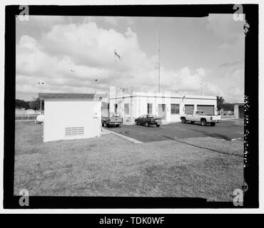 Vue oblique d'ARRIÈRE AU SUD-EST ET AU SUD-OUEST DE LA STATION DE CONTRÔLE, VUE VERS LE NORD - Saint Lucie Canal, l'écluse n° 1, Station de contrôle, Saint Lucie, Cross Canal, l'État Okeechobee Intracoastal Waterway, Stuart, Martin County, FL Banque D'Images