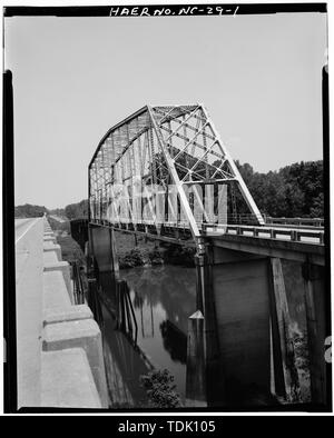 Vue OBLIQUE DU PORTAIL SUD ET OUEST DE PONT - McGirt's Bridge, enjambant la rivière Cape Fear, Elizabethtown, Bladen Comté, NC Banque D'Images