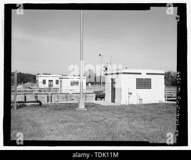 Vue OBLIQUE DU SUD-EST ET AU SUD-OUEST DE LA PORTE DES MAISONS AVEC DES MACHINES EN ARRIÈRE-PLAN DE LA CHAMBRE D'ÉNERGIE HYDROÉLECTRIQUE - St. Lucie Canal, l'écluse n° 1, Machines, maisons, Levy, Cross Canal, l'État Okeechobee Intracoastal Waterway, Stuart, Martin County, FL Banque D'Images