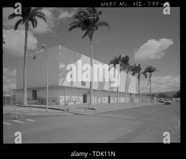 Vue OBLIQUE DU SUD-EST ET AU SUD-OUEST MONTRANT LA VISIÈRE QUI S'ÉTEND AUTOUR DE L'immeuble. Voir l'EXPOSÉ NORD - Base navale américaine, Pearl Harbor, théâtre, Hornet Avenue, entre les entreprises et l'Pokomoke Rues, Pearl City, comté de Honolulu, HI Banque D'Images