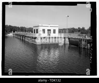 Vue oblique DES CÔTÉS SUD-OUEST ET SUD-EST DE L'ÉNERGIE HYDROÉLECTRIQUE DU BARRAGE AVEC MAISON À GAUCHE DE LA MAISON DE L'ÉNERGIE HYDROÉLECTRIQUE ET ENTRÉE À L'ANCIENNE ÉCLUSE SUR LA DROITE, VUE VERS LE NORD - Saint Lucie Canal, l'écluse n° 1, l'énergie hydroélectrique House, St Lucie, Cross Canal, l'État Okeechobee Intracoastal Waterway, Stuart, Martin County, FL Banque D'Images