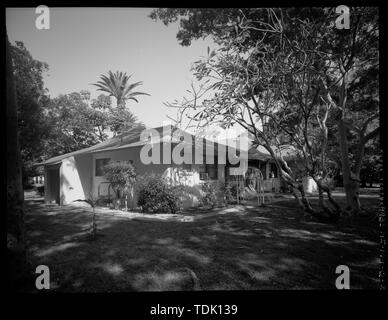 Vue oblique de l'extrémité sud-ouest (À GAUCHE) ET DU CÔTÉ SUD-EST (à droite). Voir FACE AU NORD. - Champ Hickam, logement des officiers, Type B 704 Julian Avenue , Honolulu, Honolulu, HI Comté Banque D'Images