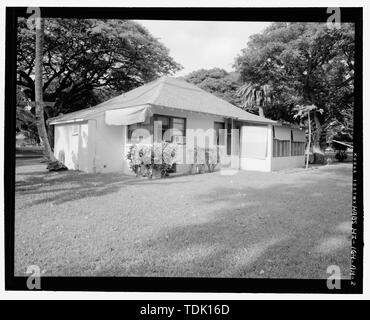 Vue OBLIQUE DU NORD-EST (CÔTÉ ARRIÈRE) AVEC L'EXTRÉMITÉ NORD-OUEST SUR LA GAUCHE. Voir face à l'Ouest. - Champ Hickam, Type de logement, 4 SOUS-OFFICIERS 212 Tenth Street , Honolulu, Honolulu, HI Comté Banque D'Images