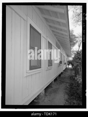 Vue OBLIQUE DU CÔTÉ NORD-OUEST. Remarque LA ROCHE DE LAVE FOUNDATION jetées et détaillant aux fenêtres. Voir FACE À SUD-OUEST. Hickam Field, Fort - des officiers Kamehameha de logement, type Z, 19 Avenue, Honolulu Worchester, comté de Honolulu, HI Banque D'Images