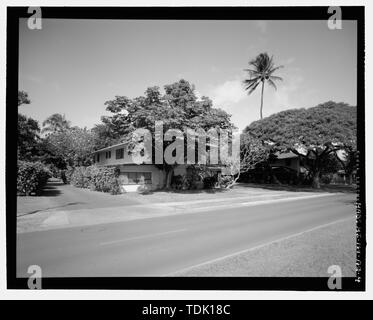 Vue oblique de l'extrémité sud-ouest (À GAUCHE) ET DE LA FAÇADE AVANT (droit). Voir FACE AU NORD. - Champ Hickam, Logement des agents de Type P, 403K Signer Avenue, Honolulu, HI, comté de Honolulu Banque D'Images