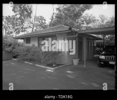 Vue OBLIQUE DU CÔTÉ SUD-OUEST (À GAUCHE) ET DU SUD-EST (CÔTÉ DROIT) DE LA GUEST HOUSE. Voir FACE AU NORD. - Champ Hickam, logement des officiers du type E, 301 Avenue Julien , Honolulu, Honolulu, HI Comté Banque D'Images