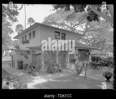 Vue oblique d'ouest (arrière) SUR LE CÔTÉ GAUCHE ET LE CÔTÉ SUD SUR LA DROITE. Vue en direction nord, nord-est. - Champ Hickam, Type de logement des officiers d, 111 Avenue Barbe , Honolulu, Honolulu, HI Comté Banque D'Images